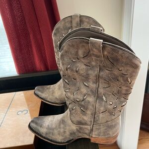 Natural Reflections Cassidy Distressed Taupe Western Boots